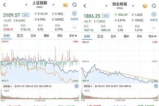 人在广东仍心系球队！赵睿手机上观看新疆客战天津的比赛直播